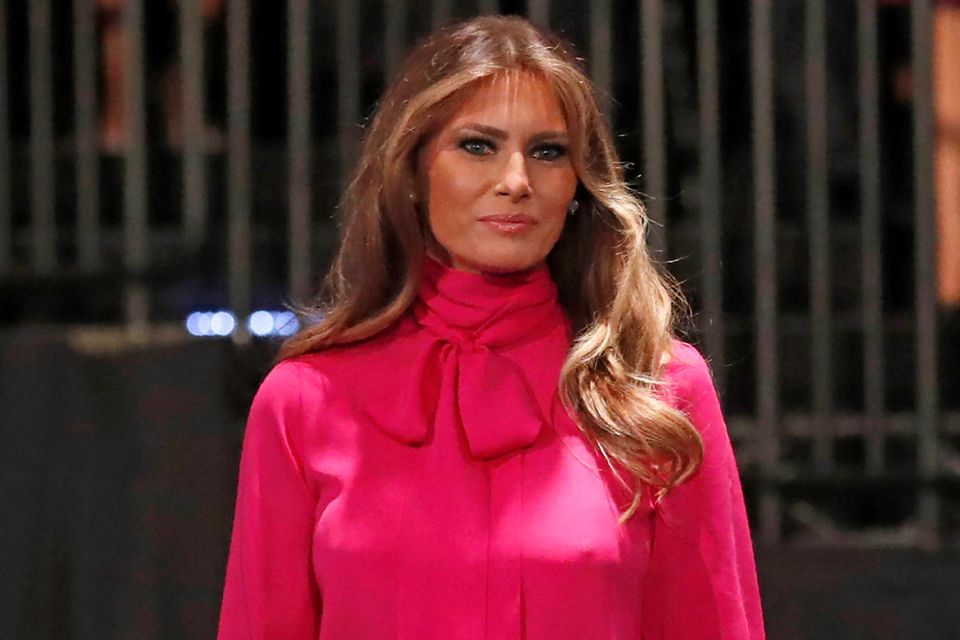 Melania Trump im Oktober 2016 in einer pinken "Pussy-Bow-Bluse" bei der Wahlkampf-Debatte ihres Mannes. 