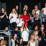 5. Dezember 2019  In Stockholm feiern Freunde, Fans und Wegbegleiter den im April 2018 viel zu jung verstorbenen Star-DJ Avicii mit einem großen Gedenkkonzert. Mitten im Publikum sind auch Prinz Carl-Philip und Prinzessin Sofia.
