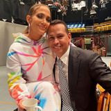 6. Dezember 2019  Selbst bei den Dreharbeiten am Set von "Saturday Night Live" finden Jennifer Lopez und ihr Verlobter Alex Rodriguez Zeit für ein bisschen Zweisamkeit. JLo antwortet auf das Selfie, das ihr Liebster auf Instagram postet, mit den Worten "Love you so much". 