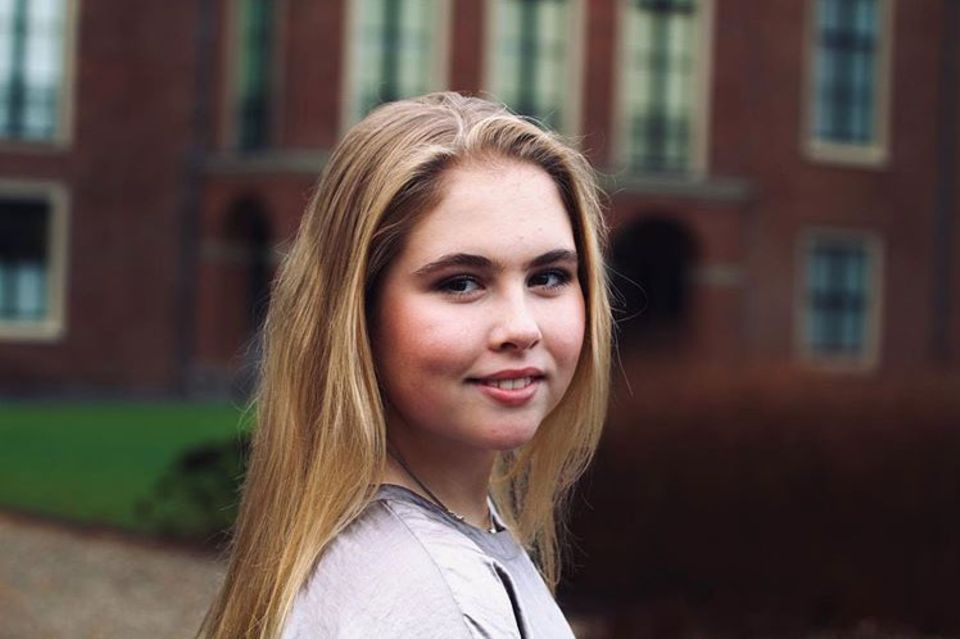 7. Dezember 2019 Herzlichen Glückwunsch! Prinzessin Amalia der Niederlande feiert heute ihren 16. Geburtstag. Zu diesem Anlass teilt das Königshaus diese natürlich schöne Aufnahme der hübschen Thronfolgerin. Aufgenommen wurde das Portrait zudem von keinem geringeren als Papa König Willem-Alexander selbst. 7. Dezember 2019 Herzlichen Glückwunsch! Prinzessin Amalia der Niederlande feiert heute ihren 16. Geburtstag. Zu diesem Anlass teilt das Königshaus diese natürlich schöne Aufnahme der hübschen Thronfolgerin. Aufgenommen wurde das Portrait zudem von keinem geringeren als Papa König Willem-Alexander selbst.