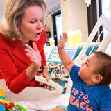 6. Dezember 2019  Königin Mathilde von Belgien besucht das Universitäts-Kinderkrankenhaus "Königin Fabiola" in Laken und schließt dabei Freundschaft mit einem kleinen Patienten.