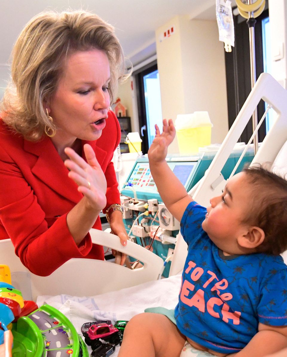 6. Dezember 2019  Königin Mathilde von Belgien besucht das Universitäts-Kinderkrankenhaus "Königin Fabiola" in Laken und schließt dabei Freundschaft mit einem kleinen Patienten.