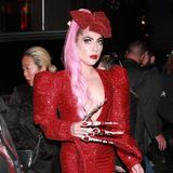 Lady Gaga fährt die Krallen aus - zumindest die mit Edelsteinen und Perlen verzierte Variante. In Los Angeles zeigt sich die Sängerin im gewohnt auffälligen Look, setzt nicht nur auf eine knallige Haarfarbe, sondern auch auf ein All-Over-Paillettenkleid, extrem hohe Plateauschuhe und gefährlich lange Fingernägel. Obwohl das Outfit eigentlich nur aus Hinguckern besteht, bleiben die zentimeterlangen Nägel an der rechten Hand das absolute Highlight. Zumindest optisch: Praktisch ist diese Art Handschmuck sicher nicht. 