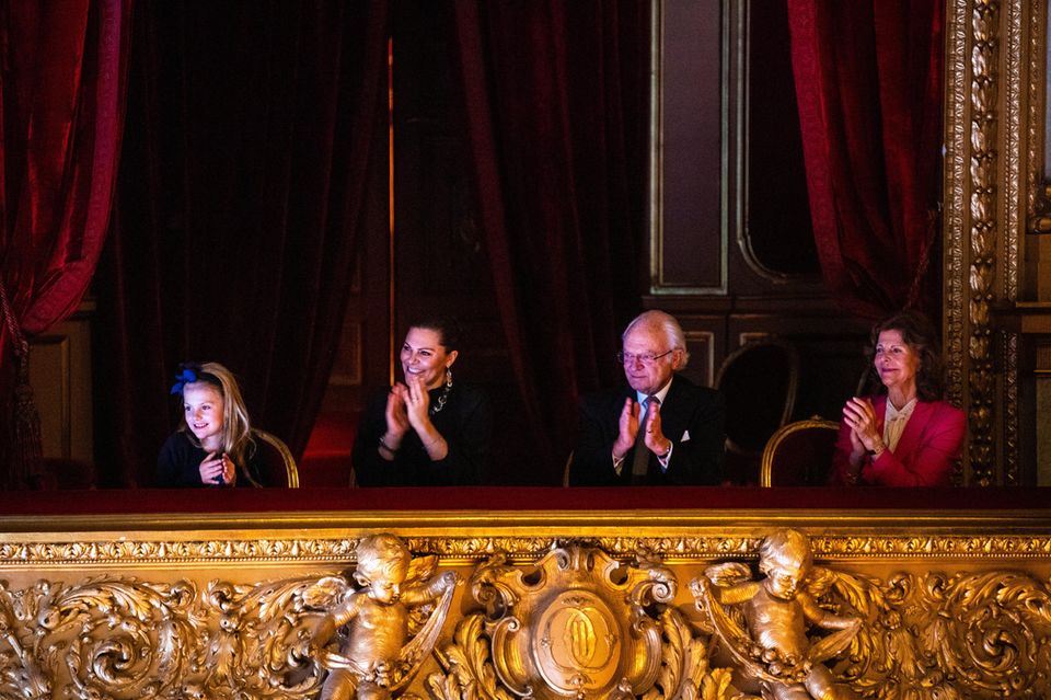 7. Dezember 2019 Aus der schönen Loge schauen sich die drei royalen Damen an der Seite von König Carl Gustaf begeistert eine Familienversion des Weihnachtsklassikers von Tschaikowsky. 7. Dezember 2019 Aus der schönen Loge schauen sich die drei royalen Damen an der Seite von König Carl Gustaf begeistert eine Familienversion des Weihnachtsklassikers von Tschaikowsky.