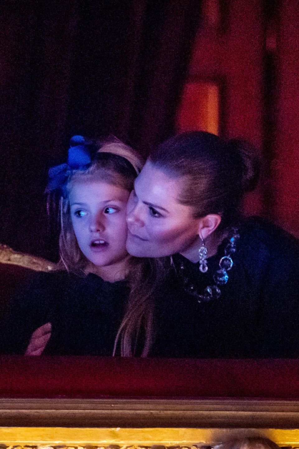 7. Dezember 2019 Während der Aufführung wird die kleine Estelle, die das Märchenballett mit Erstaunen verfolgt, liebevoll von Prinzessin Victoria in die Arme genommen. 7. Dezember 2019 Während der Aufführung wird die kleine Estelle, die das Märchenballett mit Erstaunen verfolgt, liebevoll von Prinzessin Victoria in die Arme genommen.