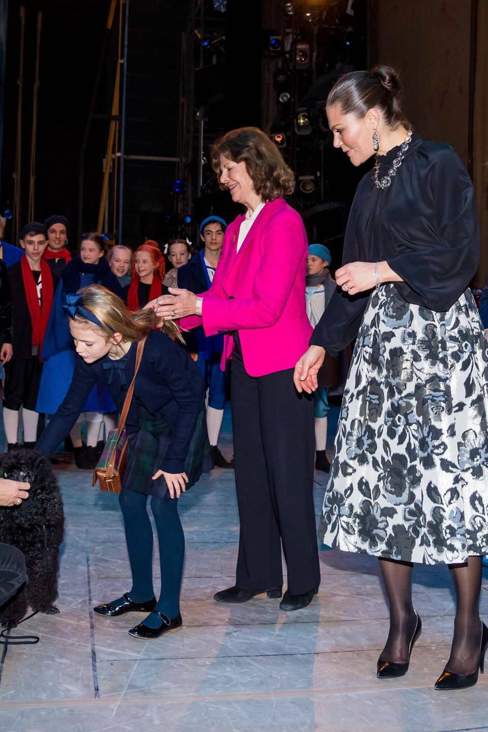 7. Dezember 2019 Im Anschluss der Vorführung gibt es noch ein Treffen mit den Darstellen des Balletts. Und während Prinzessin Estelle die Gelegenheit nutzt, einen süßen Hund zu streicheln, hält Königin Silvia ihr achtsam die Haare aus dem Gesicht. 7. Dezember 2019 Im Anschluss der Vorführung gibt es noch ein Treffen mit den Darstellen des Balletts. Und während Prinzessin Estelle die Gelegenheit nutzt, einen süßen Hund zu streicheln, hält Königin Silvia ihr achtsam die Haare aus dem Gesicht.