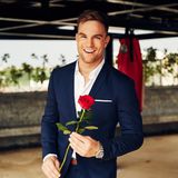 NAME:  Sebastian Preuß  ALTER:  29  WOHNORT:  München  BERUF:  Profi-Kickboxer, Unternehmer  KÖRPERGRÖSSE:  191 cm  HOBBIES:  Sport (Kickboxen), Reisen, Natur/Wandern  FAMILIENSTAND: ledig  LEBENSMOTTO:  Sei glücklich und zufrieden und denk‘ immer positiv    Schlagkräftig, gutaussehend und erfolgreich: Sebastian wird als amtierender Kickbox-Weltmeister und Brad Pitt des Boxsports gefeiert. Er ist außerdem erfolgreicher Unternehmer, führt einen Malerbetrieb mit drei Angestellten. Weltmeistertitel, beruflicher Erfolg, Unabhängigkeit - der Ur-Münchener hat bereits viel erreicht. Kurzum: Sebastian ist ein Kämpfer, nicht nur im Ring. Denn sein Leben sah nicht immer so rosig aus: „Meine Mutter war alleinerziehend mit drei Kindern und musste sehr viel arbeiten. Ich bin abgerutscht, habe mich an falsche Freunde gehängt. Das hat sich solange aufgestaut, bis ich mit 18 Jahren für ein halbes Jahr wegen Körperverletzung in Untersuchungshaft saß“. Sebastian hat aus seinen damaligen Fehlern gelernt und sein Leben nach dieser Zeit komplett geändert. Heute weiß der inzwischen 29-Jährige das Leben zu schätzen und blickt positiv in die Zukunft: „Alles, was hinter mir liegt, kann ich leider nicht mehr ändern - ich kann es nur besser machen. Daran arbeite ich jeden Tag.“