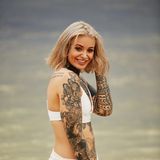 Seit fünf Jahren tingelt Jenny schon als Singlefrau durchs Leben. Warum? „Ich bin ein impulsiver Mensch und höre gerne auf mein Gefühl, das hat leider nie ja gesagt“. Nun möchte sie einen Mann finden, der ihr respektvoll begegnet und sie wertschätzt. Wird Jenny dem Bachelor mit ihrer unkonventionellen und lebensfrohen Art unter die Haut gehen?