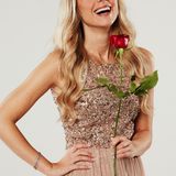 Jennifer R., 24, Versicherungskauffrau aus Köln:    "Tinder war auch nicht das Richtige für mich …“    Blonde lange Haare, ein strahlendes Lächeln und dazu was im Köpfchen: Kein Wunder, dass Jenni nicht nur als Versicherungskauffrau, sondern auch als VIP Hostess beim 1. FC Köln eine gute Figur macht. Mit einem plumpen Flirtspruch kommt man(n) bei der 24-Jährigen allerdings nicht weit: Jenni, die sich als ehrlich, loyal und lebensfroh beschreibt, ist eine Frau, die sich lieber erobern lassen möchte.