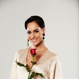 Rebecca, 26, Make-up-Artist aus Gütersloh:    „Einen Astrophysiker brauche ich nicht“  Rebecca arbeitet hauptberuflich als Make-Up Artist. Sie sagt: „Ich liebe es zu schminken und Leute zu verwandeln“. Um das Kinderheim ihrer Mutter in Transsylvanien zu unterstützen, leitet sie außerdem zusammen mit ihrer Schwester Isabella ein Hostel dort und empfängt Gäste aus aller Welt. Anpassungsfähig, freundlich und sensibel, so beschreibt sich die 26-Jährige selbst und weiß, „wenn mir was nicht passt, sage ich das direkt ins Gesicht. Aber leise - ich kläre gerne in ruhigem Ton.“