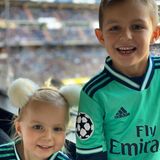 Und jetzt alle: Oh, wie süüüß! Toni Kroos postete dieses Bild seiner Kinder Amelie (links) und Leon im Stadion. Gutes Anfeuern muss schließlich früh geübt werden.
