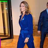 Während Königin Silvia auf ein klassisches fuchsiafarbenes Kleid mit gemustertem Schal setzte, wählt Prinzessin Madeleine eine atemberaubende Hosenanzugskombi in royalem Blau von Diane von Fürstenberg, zu der sie farblich passende Manolo Blahniks kombinierte. Das perfekte Outfit, um sich in Schweden wieder zurückzumelden. 