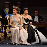 Royales Trio: König Carl Gustaf nimmt neben seiner Frau Königin Silvia und Kronprinzessin Victoria bei der Verleihung der Nobelpreise 2019 im Konzerthaus in Stockholm Platz. Den Dresscode "Herren in dunklen Anzügen und Krawatte, die Damen in einem Kleid" haben die schwedischen Royals souverän erfüllt. 