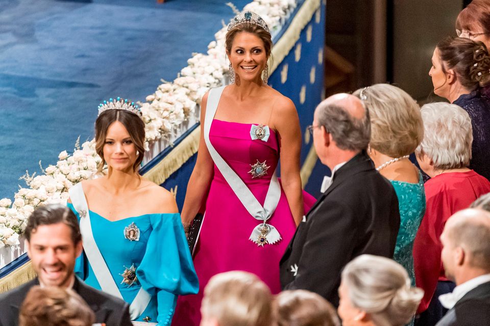 Prinzessin Madeleine hat sichtlich Spaß an der Veranstaltung und verzückt in einer himbeerfarbenen Robe. Auch sie folgt dem Trend des Abends und zeigt ihre Schultern. Prinzessin Madeleine hat sichtlich Spaß an der Veranstaltung und verzückt in einer himbeerfarbenen Robe. Auch sie folgt dem Trend des Abends und zeigt ihre Schultern.