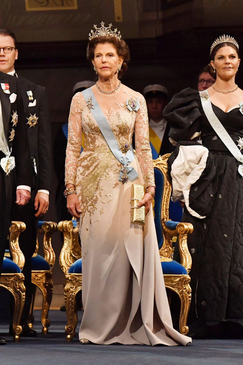 Königin Silvia betreibt Mode-Recycling. Das Goldkleid mit Spitze trug sie bereits bei einem Termin im August im Libanon. Königin Silvia betreibt Mode-Recycling. Das Goldkleid mit Spitze trug sie bereits bei einem Termin im August im Libanon.