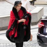 Königin Sonja trägt bei ihrer Ankunft im Rathaus von Oslo einen roten Mantel mit Pelzbesatz und Hut. 
