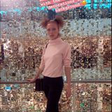 Beim Shoppen ist Anna Ermakova ganz vernarrt in die Weihnachtsdeko. So begeistert, dass sie ihre Fans auf Instagram daran teilhaben lässt. In einem dünnen rosafarbigen Rollkragenpulli, unter dem sie keinen BH zu tragen scheint, posiert die Boris-Becker-Tochter gekonnt vor den glitzernden Weihnachtsgirlanden. 