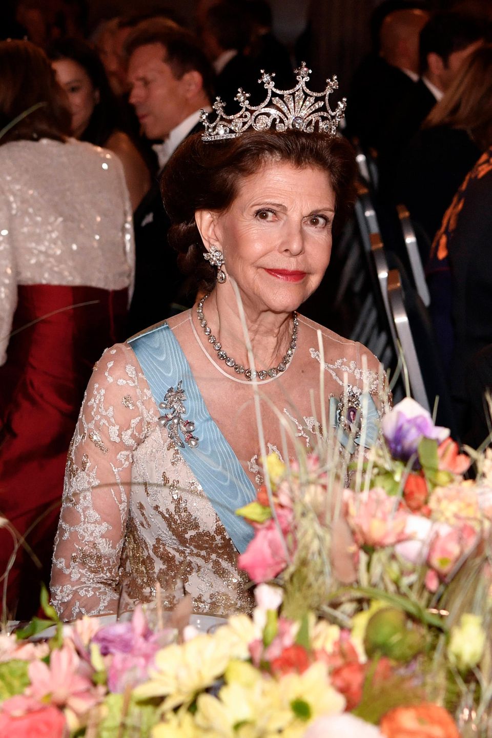 Es ist eines der beliebtesten Diademe von Königin Silvia von Schweden: Das Nine Prong Diadem hat mehr als 500 Diamanten. Königin Josefinas Perlen und Rubinen Brosche sowie eine glamouröse Diamantenkette runden ihren Look ab. 