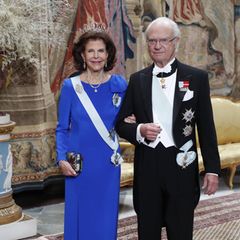 Gastgeber war natürlich das Königspaar. König Carl Gustaf und Königin Sylvia öffneten die Türen ihres Schlosses in Stockholm für die Preisträger. Sylvia strahlt in – wie passend – einem royalblauen Kleid.