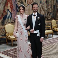 Auch Prinz Carl Philip und Prinzessin Sofia empfingen die Preisträger in Stockholm. Auch Sofia setzt auf ein besticktes Kleid in Nude-Tönen.