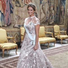 Prinzessin Madeleine kam zwar ohne Begleitung dafür aber in besticktem Kleid und mit unwiderstehlichem Glow.
