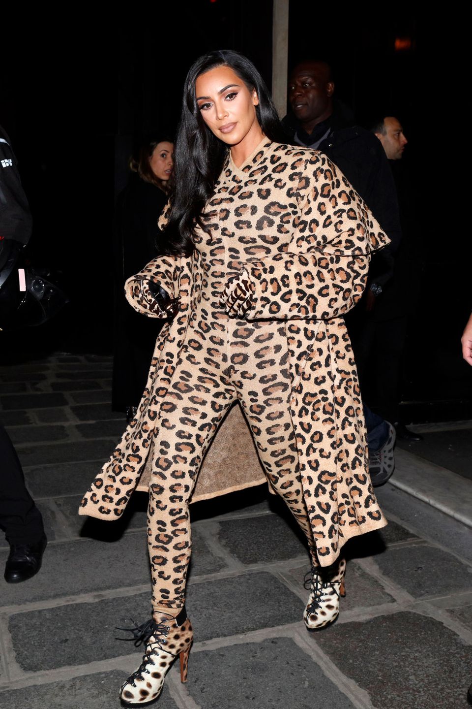 Gedanken darüber, welche Farbtöne und Muster sich bei ihrer Kleidung am besten kombinieren lassen, muss sich Kim Kardashian an diesem Tag nicht machen: Denn sie entscheidet sich einfach für einen Leo-Look von Kopf bis Fuß. Jumpsuit und Mantel stammen aus der Feder des inzwischen verstorbenen Designers Azzedine Alaïa und gehören zur legendären Kollektion aus dem Jahr 1991 – und das hat einen stolzen Preis ... Gedanken darüber, welche Farbtöne und Muster sich bei ihrer Kleidung am besten kombinieren lassen, muss sich Kim Kardashian an diesem Tag nicht machen: Denn sie entscheidet sich einfach für einen Leo-Look von Kopf bis Fuß. Jumpsuit und Mantel stammen aus der Feder des inzwischen verstorbenen Designers Azzedine Alaïa und gehören zur legendären Kollektion aus dem Jahr 1991 – und das hat einen stolzen Preis ...