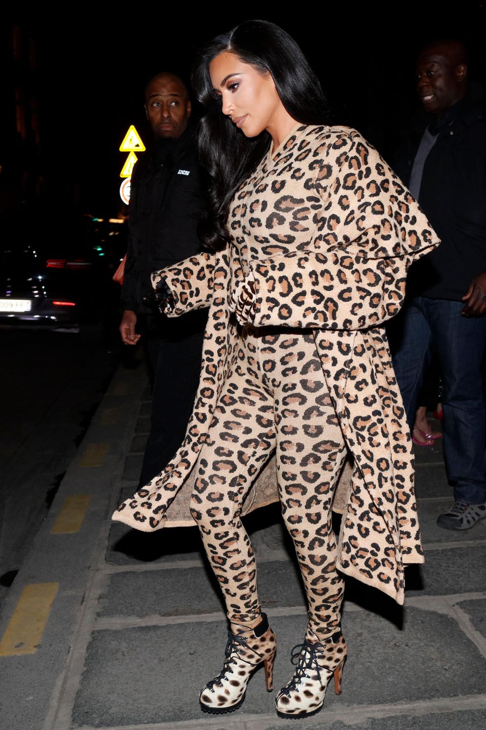 Rund 9.000 Euro kostet das Ensemble aus wilden Leo-Prints und wird zusätzlich um Handschuhe und Plateau-Boots mit dem gleichen Muster ergänzt. Letztere entstammen der aktuellen Alaïa-Kollektion und kosten weitere 1.900 Euro. Rund 9.000 Euro kostet das Ensemble aus wilden Leo-Prints und wird zusätzlich um Handschuhe und Plateau-Boots mit dem gleichen Muster ergänzt. Letztere entstammen der aktuellen Alaïa-Kollektion und kosten weitere 1.900 Euro.