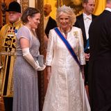 Herzogin Camilla wählt das Greville Diadem für diesen besonderen Abend im Buckingham Palast. Das Diadem wurde 1921 von Boucheron, dem Pariser Luxusschmuckhaus, hergestellt und ist seit 1942 im Besitz der britischen Königsfamilie. 