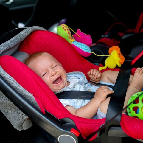 Baby im Kindersitz