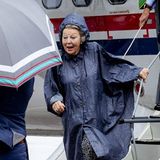 Ganz nach dem Motto "Es gibt kein schlechtes Wetter, sondern nur falsche Kleidung" lacht Prinzessin Beatrix den karibischen Regen bei ihrer Ankunft auf der Insel Saba einfach ganz herzlich weg.