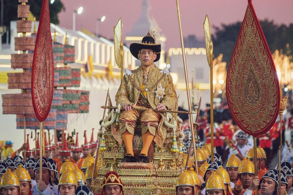 12. Dezember 2019  Auch wenn die eigentliche Krönung von König Maha Vajiralongkorn schon im Mai stattgefunden hat, ist die königliche Barkenprozession noch Teil der Feierlichkeiten. Der thailändische Monarch wurde hierfür in einer prunkvollen Parade auf einer Sänfte durch Bangkok getragen.
