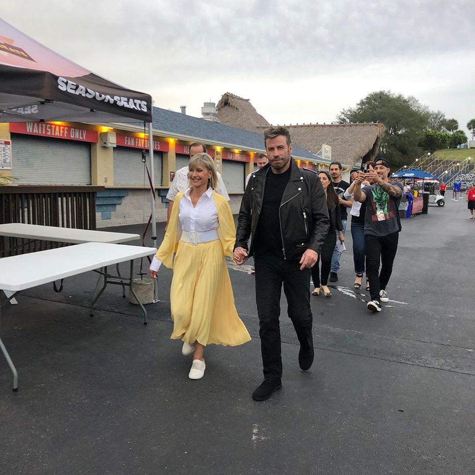 Olivia Newton-John und John Travolta schlüpfen zur großen Freude der Fans, bei einem Event in Florida, wieder in die Rollen von "Sandy Olsson" und "Danny Zuko". 