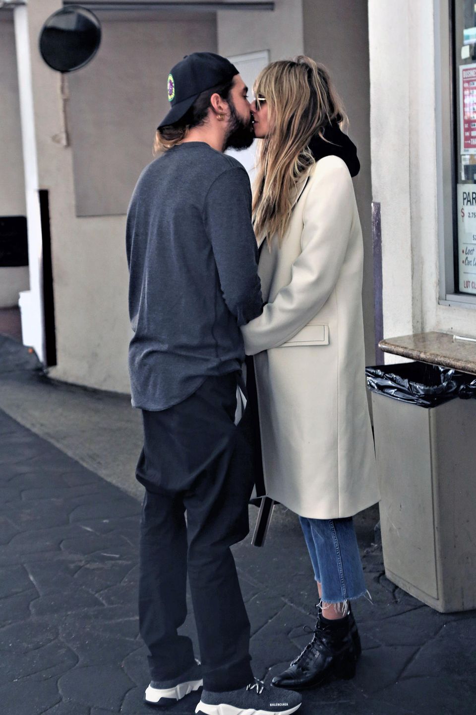 12. Dezember 2019  Nach dem gemeinsamen Lunch im Giorgio Baldi Restaurant in Beverly Hills, küssen sich Tom Kaulitz und Heidi Klum auf der Straße zärtlich. 