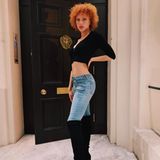 Für Anna Ermakova ist es das ganze Jahr über Croptop-Zeit. In Kombination zur hellen Denim-Hose und schwarzen Overknees wird das kurze Shirt auch zum absoluten Blickfang. Nur beim Verlassen der Wohnung sollte sie sich bestmöglich in einen warmen Wintermantel einkuscheln.  