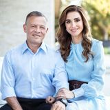 1. Juli 2019  1993 heiratete König Abdullah II seine schöne Königin Rania. Auf dem offiziellen Bild zum Hochzeitstag sieht man, wie glücklich die beiden auch nach 26 Jahren Ehe noch sind.