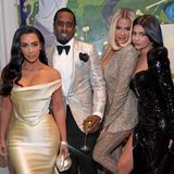 Zu den hochkarätigen Promi-Gästen von P. Diddy zählten natürlich auch Kim und Khloé Kardashian, die mit ihrer kleinen Schwester Kylie Jenner für ein Bild posierten. Oftmals lag Kim Kardashian mit ihren auffälligen Outfits in der Kritik, am Wochenende sorgte sie aber für einen absoluten Wow-Moment. Bei ihrem golden schimmernden Kleid handelt es sich um ein Vintage-Kleid der Vivienne Westwood Braut-Kleider-Linie von 1999, dass sie elegant zur Hollywood-Welle mit Seitenscheitel kombinierte. 