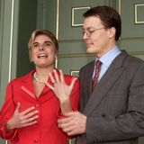 16. Dezember 2000  20 Jahre ist es schon her, dass Laurentien Brinkhorst an der Seite ihres zukünftigen Ehemann Prinz Constantijn der Niederlande den Verlobungsring präsentiert. Die ehemalige Kommunikationsberaterin heiratete den jüngsten Bruder von König Willem-Alexander im Mai 2001. 