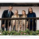 13. Dezember 2019  Feliz Navidad! Für ihre diesjährige Weihnachtskarte hat sich die spanische Königsfamilie ein älteres Fotomotiv aus dem Oktober ausgesucht. Die vier Royal hatten im Herbst das "beste asturische Dorf" Asiegu besucht.