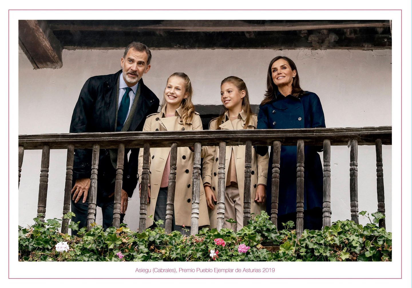 13. Dezember 2019  Feliz Navidad! Für ihre diesjährige Weihnachtskarte hat sich die spanische Königsfamilie ein älteres Fotomotiv aus dem Oktober ausgesucht. Die vier Royal hatten im Herbst das "beste asturische Dorf" Asiegu besucht.