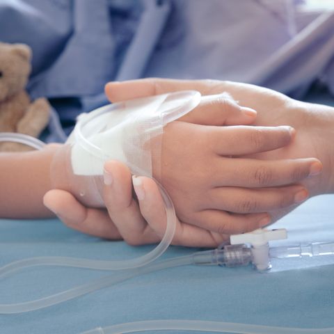 Junge an Schläuchen im Krankenhaus