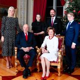 Weihnachten bei den Royals: 16. Dezember 2019 Die norwegischen Royals schicken weihnachtliche Grüße. Sowohl das Königspaar Harald und Sonja  als auch Prinzessin Mette-Marit und Prinz Haakon mit ihren Kindern Prinzessin Ingrid-Alexandra und Sverre Magnus haben sich in eleganten Zwirn gekleidet, posieren in der Roten Lounge des Schlosses von Oslo.