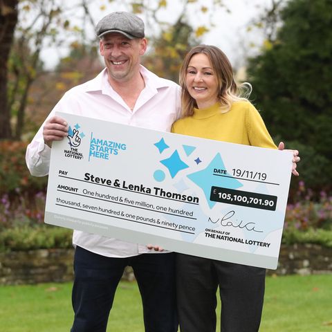 Steve und Lenka Thomson aus England haben umgerechnet 123 Millionen Euro im Lotto gewonnen.