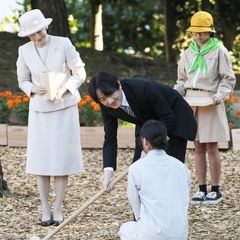16. Dezember 2019  Zum 43. Nationalen Baumpflegefestival in Okinawa packt auch der japanische Kronprinz Akishino an der Seite seiner Gattin Prinzessin Kiko fleißig mit an.