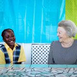 13. Dezember 2019  Fröhlich unterhält sich Prinzessin Beatrix der Niederlande beim Besuch der Organisation STENAPA auf der karibischen Insel Sint Eustatius.