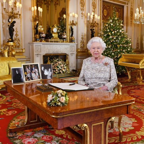 Queen Elizabeth meldete sich bei ihrer Weihnachtsrede 2018 aus dem White Drawing Room im Buckingham Palast.