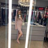 Petra Ecclestone zeigt ihren großzügigen Kleiderschrank auf Instagram: Es gibt viel Platz für hunderte Kleidungsstücke, jede Menge Handtaschen und etliche Accessoires. Der Schrank ist ganz gemütlich in Holztönen gehalten.