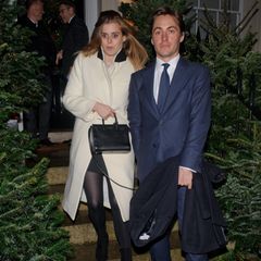 Mit leicht starrem Blick und auf wackeligen Beinen verlassen Prinzessin Beatrice und ihr Verlobter Edoardo die Weihnachtsfeier von Evgeny Lebedev, einem russisch-britischen Medien-Tycoon. Hand in Hand bahnen sich die beiden zu später Stunde den Weg zwischen den Tannenbäumen zum Auto. 