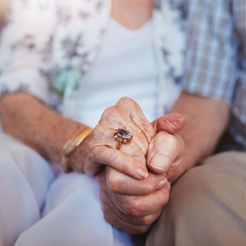 Nach 70 Ehejahren : Paar stirbt fast zeitgleich im Hospiz