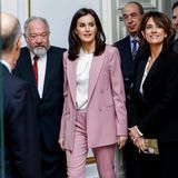 Ihr Mut zur Farbe wird belohnt: Königin Letizia kombiniert zum rosafarbenen Hosenanzug von Hugo Boss eine schlichte, weiße Bluse und offenes Haar.