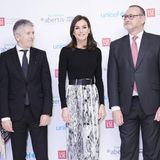 Eingerahmt zwischen Anzugträgern beweist Königin Letizia von Spanien im Snake-Skin-Rock von Zara modisches Feingefühl. Ihr Look ist alles andere als langweilig, aber dennoch elegant und zurückhaltend.